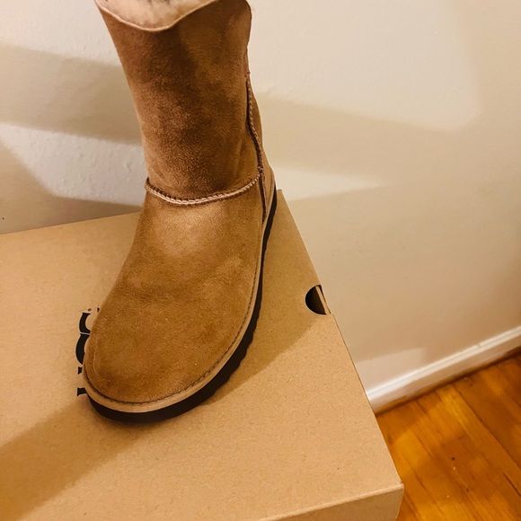 UGG Size/8 Color/ Chestnut - Picture 1 of 4